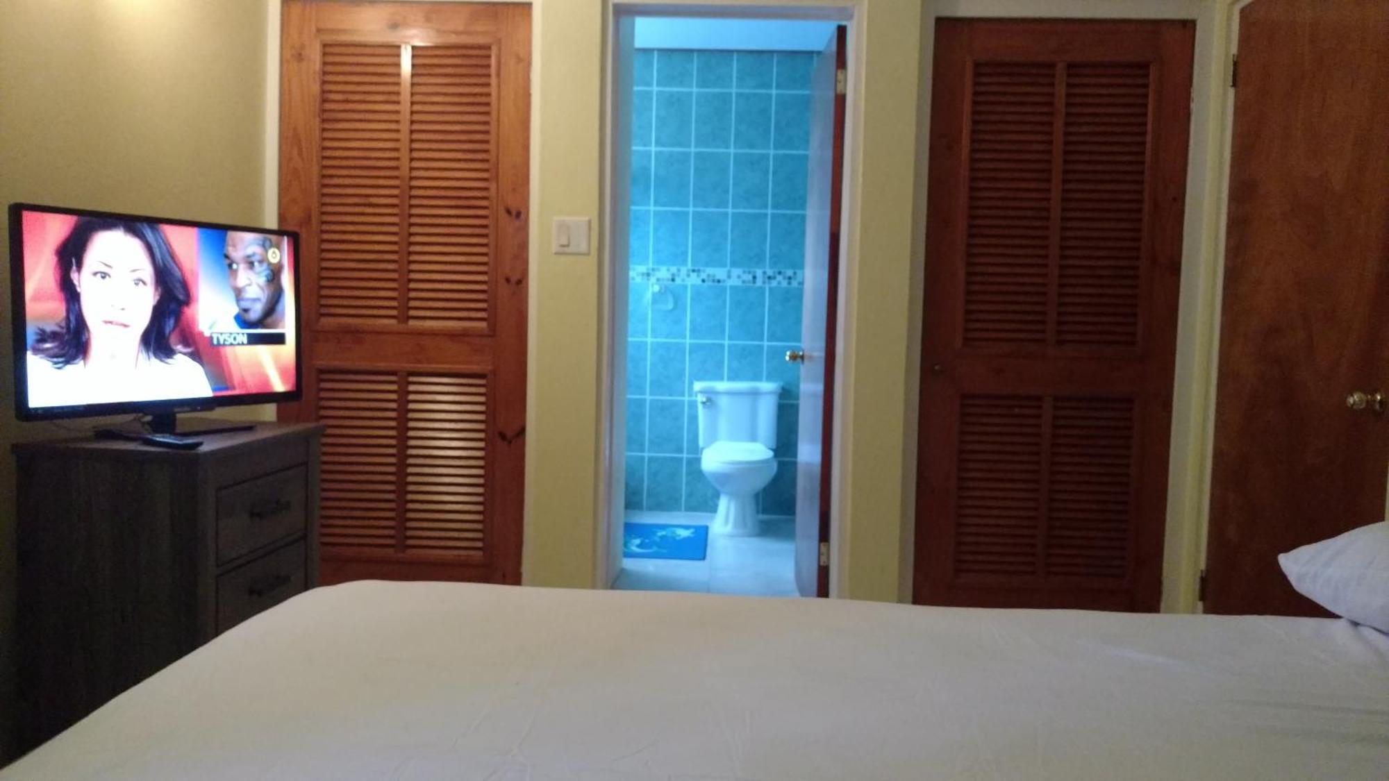 Zeus Estate Guesthouse St. John's ภายนอก รูปภาพ