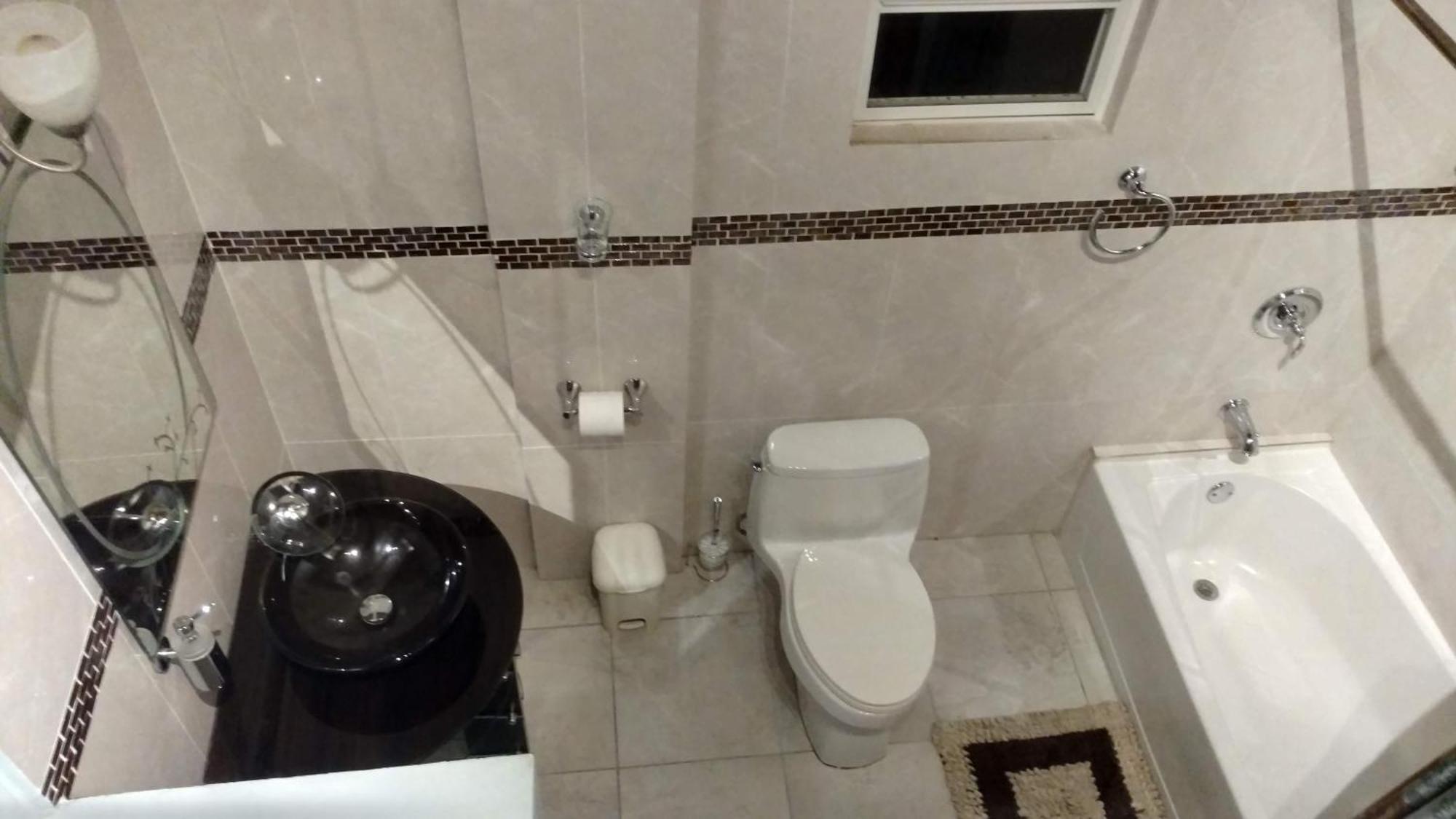 Zeus Estate Guesthouse St. John's ภายนอก รูปภาพ