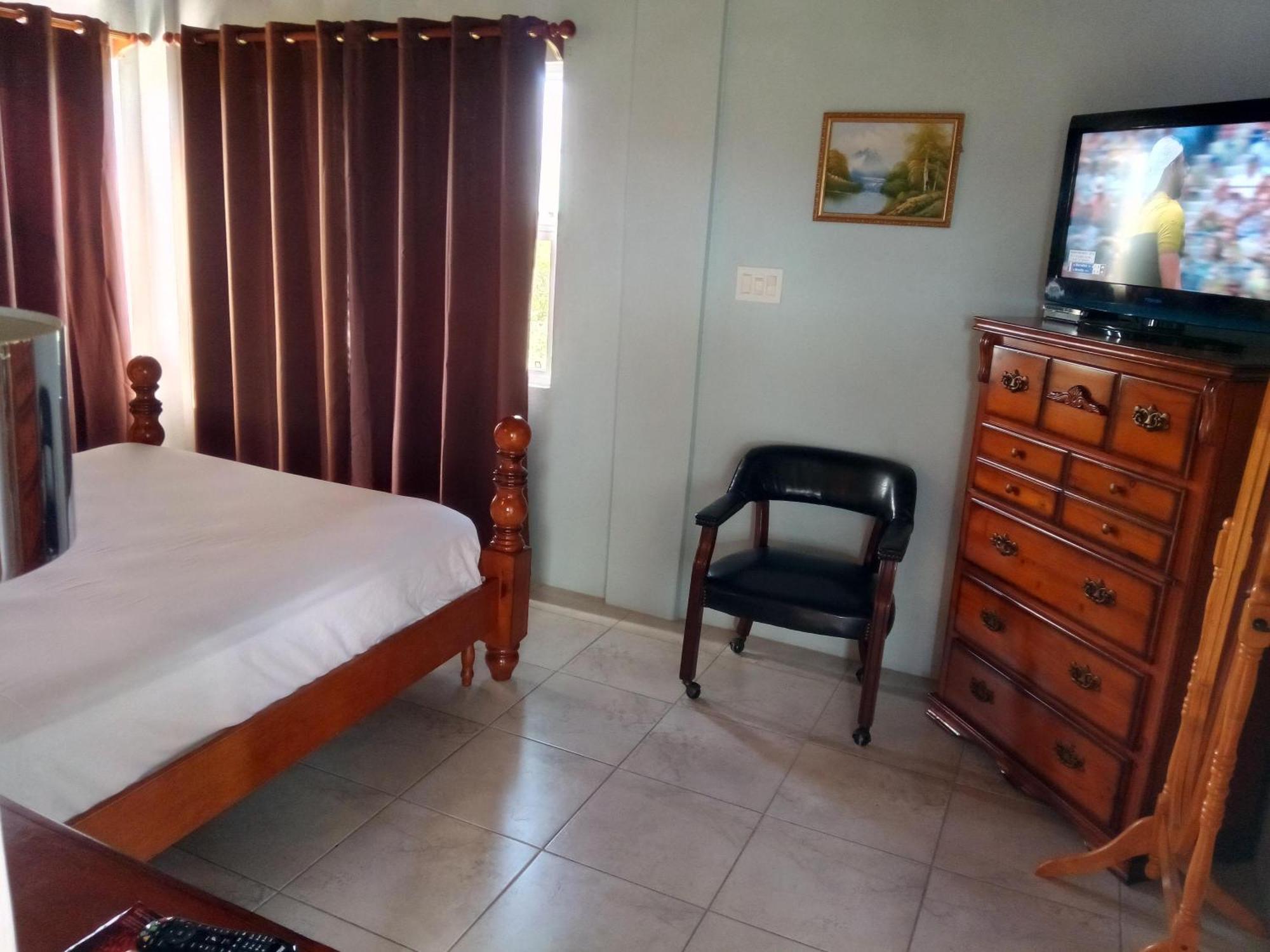 Zeus Estate Guesthouse St. John's ภายนอก รูปภาพ