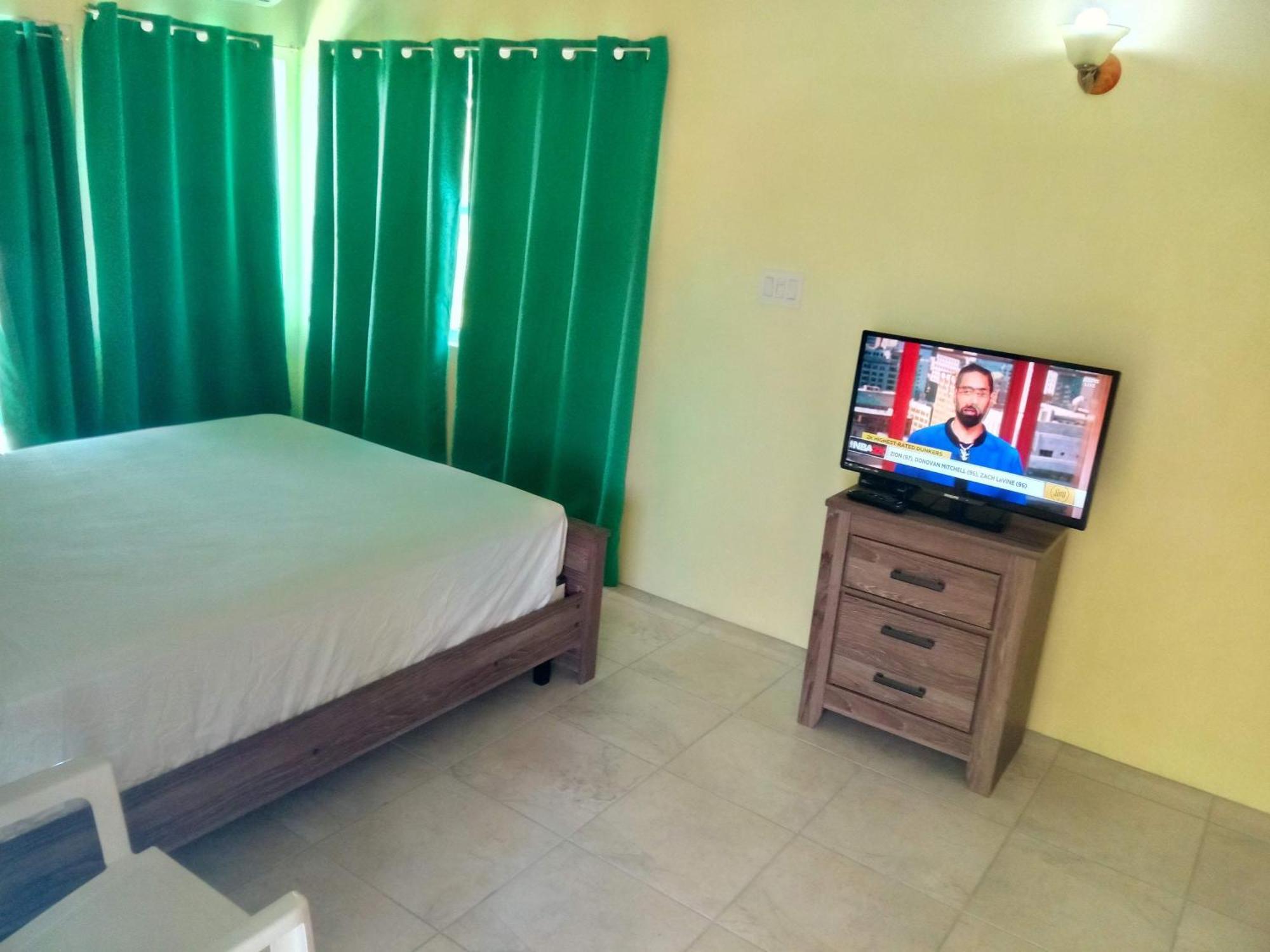 Zeus Estate Guesthouse St. John's ภายนอก รูปภาพ